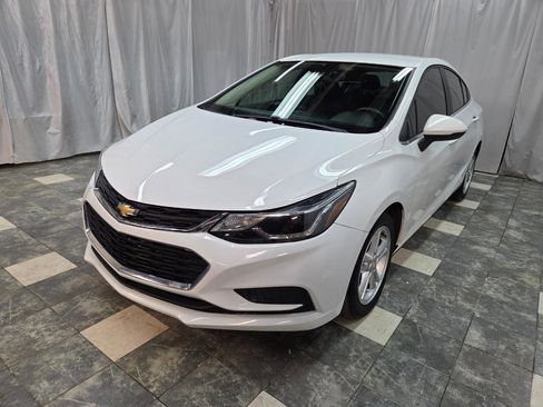 Used 2018 Chevrolet Cruze LT w/ Convenience Package image 2