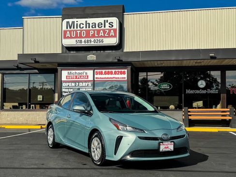 Used 2019 Toyota Prius LE FWD image 2