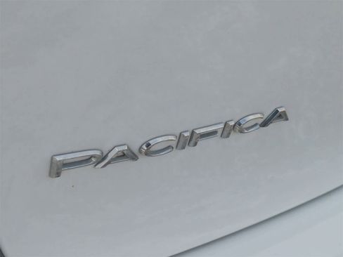 Used 2023 Chrysler Pacifica Touring-L image 13