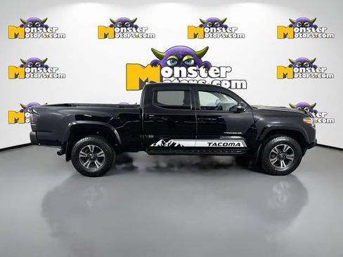 Used 2017 Toyota Tacoma TRD Off-Road AWD/4WD image 4