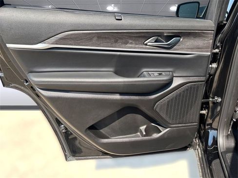 New 2025 Jeep Grand Cherokee L Limited w/ Luxury Tech Group II image 24