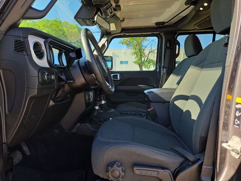 Used 2025 Jeep Wrangler Unlimited Sahara AWD/4WD image 16