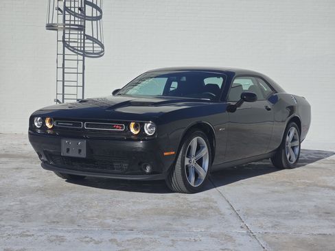 Used 2017 Dodge Challenger R/T image 3