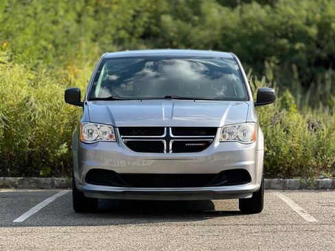 Used 2019 Dodge Grand Caravan SE image 3