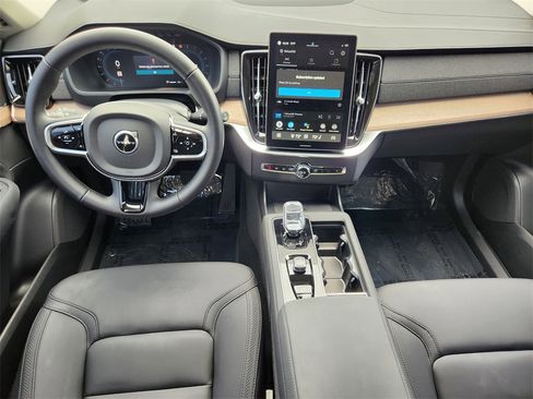 Used 2025 Volvo XC90 B6 Plus image 2