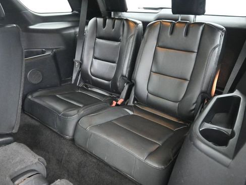 Used 2017 Ford Explorer XLT w/ Equipment Group 202A FWD image 20
