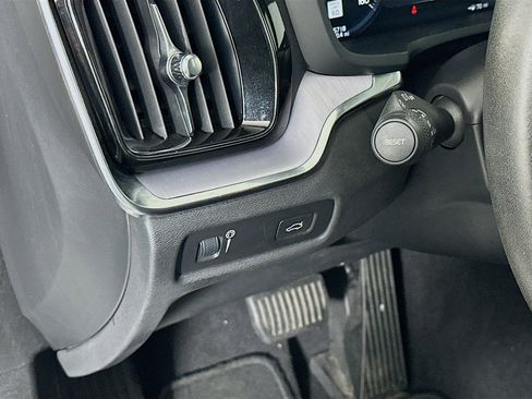 Used 2020 Volvo S60 T5 Momentum FWD image 17