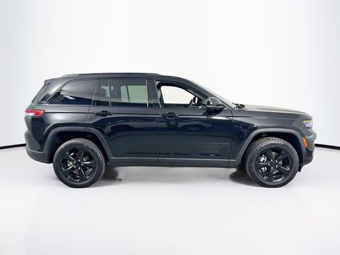 Used 2023 Jeep Grand Cherokee Altitude AWD/4WD image 4