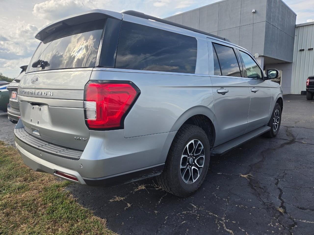 Used 2024 Ford Expedition Max XLT AWD/4WD image 3