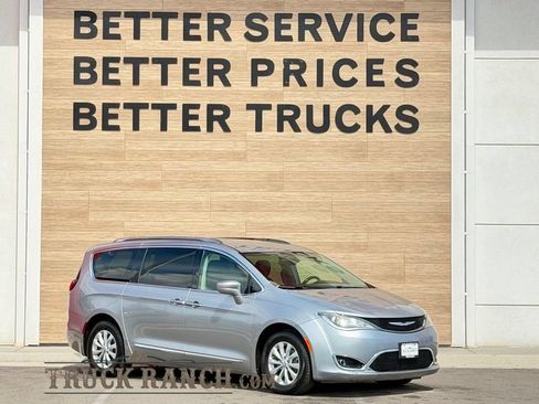 Used 2018 Chrysler Pacifica Touring-L FWD image 1