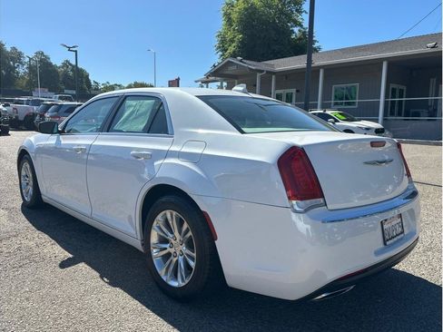 Used 2016 Chrysler 300 Limited RWD image 5