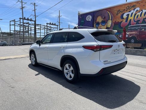 Used 2022 Toyota Highlander LE AWD/4WD image 3