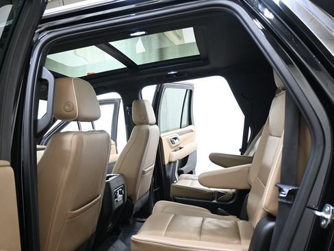 Used 2021 Chevrolet Tahoe Premier w/ Premium Package AWD/4WD image 14
