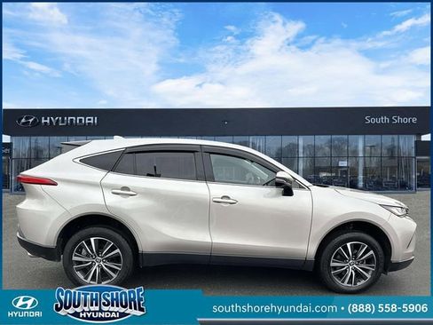 Used 2023 Toyota Venza LE image 5