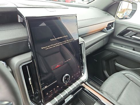 Used 2025 GMC Yukon Denali image 17