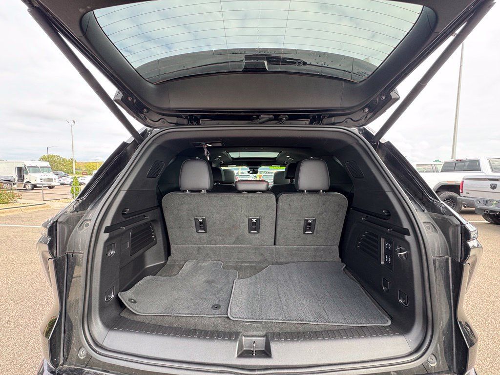 Used 2025 Chevrolet Traverse RS AWD/4WD image 42