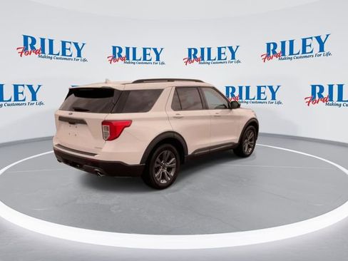 Certified 2022 Ford Explorer XLT w/ Equipment Group 202A AWD/4WD image 2
