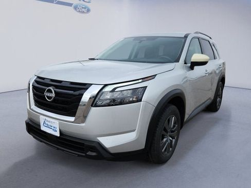 Used 2025 Nissan Pathfinder SV FWD image 1