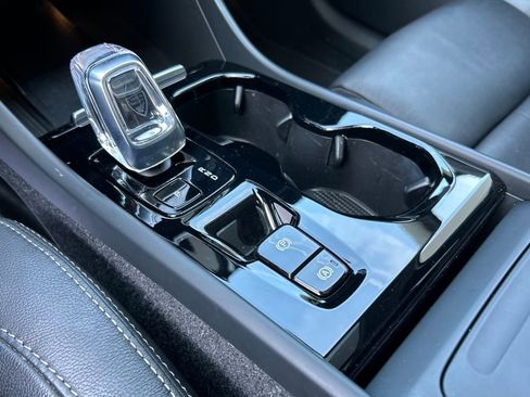 Used 2023 Volvo XC40 B5 Plus image 33