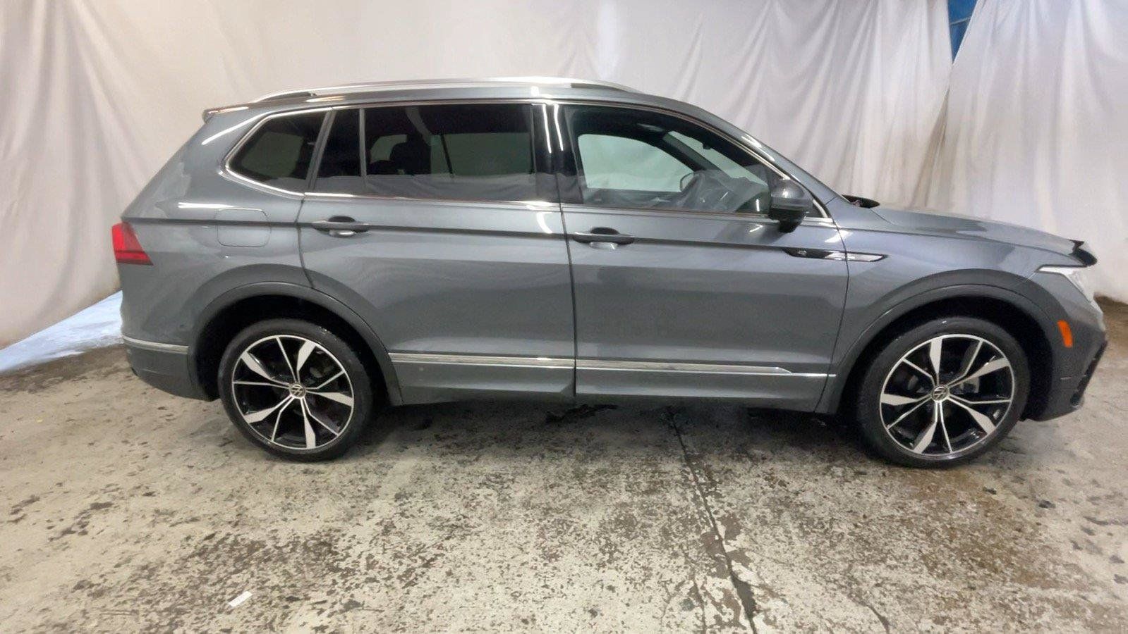 Used 2022 Volkswagen Tiguan SEL R-Line AWD/4WD image 5