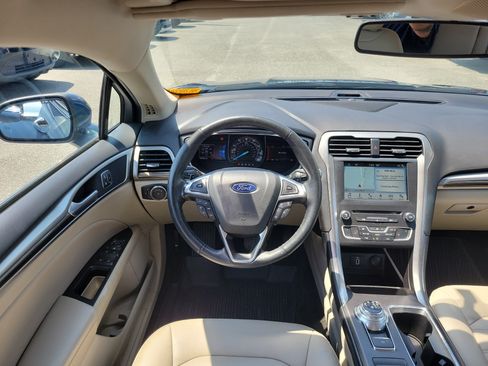 Used 2018 Ford Fusion SE w/ Fusion SE Technology Package FWD image 7