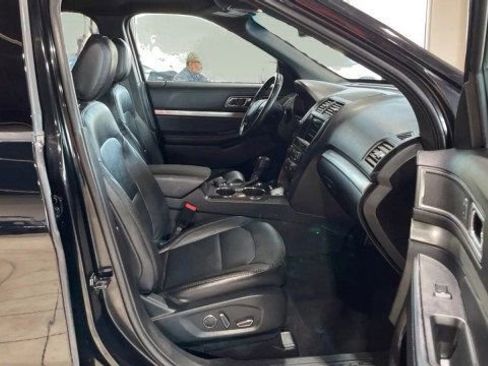 Used 2018 Ford Explorer XLT w/ Equipment Group 202A image 12