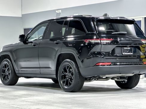 Used 2025 Jeep Grand Cherokee Altitude AWD/4WD image 3