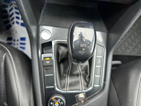 Used 2022 Volkswagen Tiguan SE w/ Panoramic Sunroof Package image 12