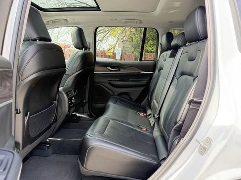 Used 2024 Jeep Grand Cherokee Limited image 14