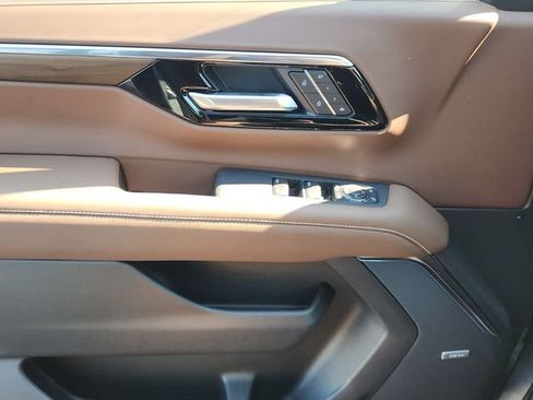 Used 2025 Chevrolet Suburban High Country image 31