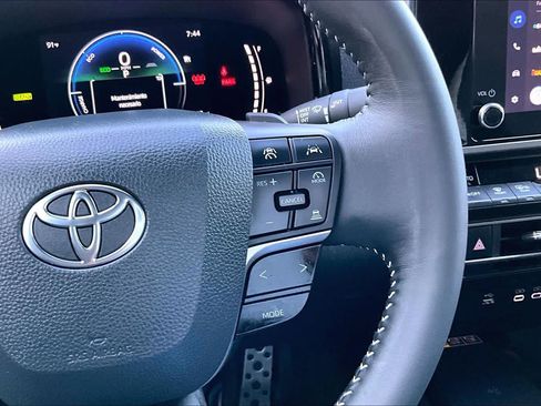 Used 2025 Toyota Camry SE w/ Convenience Package FWD image 24