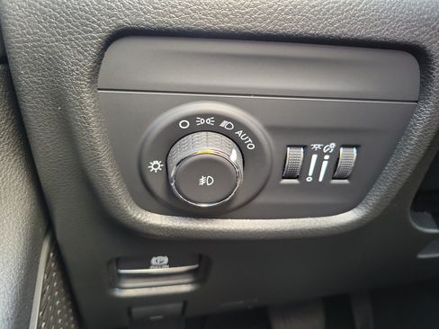 Used 2022 Jeep Grand Cherokee Limited AWD/4WD image 26