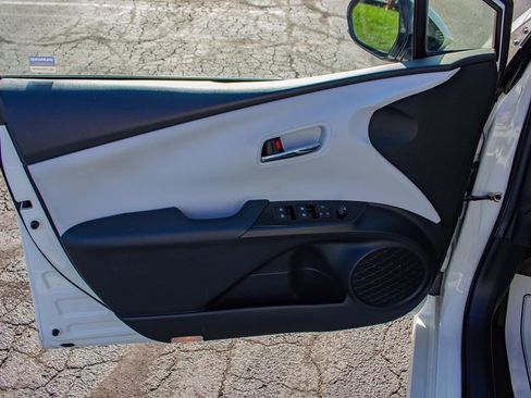 Used 2016 Toyota Prius Four FWD image 13