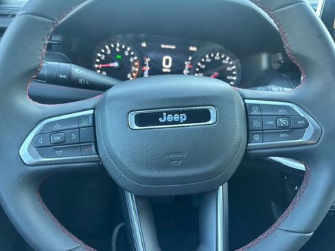 Used 2025 Jeep Compass Trailhawk AWD/4WD image 27