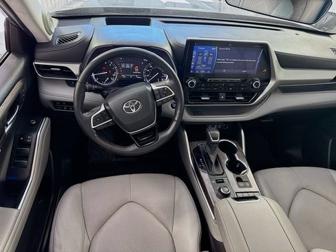 Used 2022 Toyota Highlander Platinum AWD/4WD image 16