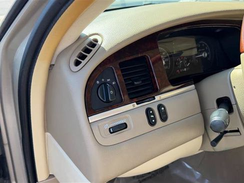 Used 2011 Lincoln Town Car Signature Limited RWD image 7