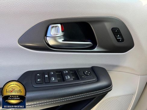 Used 2024 Chrysler Pacifica Touring-L FWD image 8