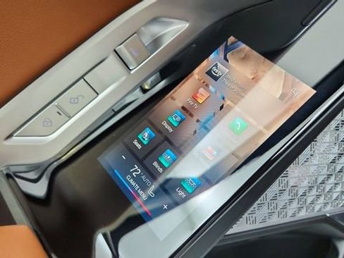 Used 2023 BMW 740i w/ Executive Package image 34