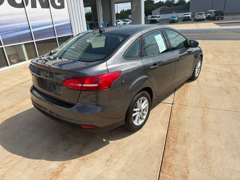Used 2018 Ford Focus SE w/ Cold Weather Package FWD image 3