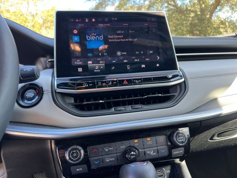 Used 2025 Jeep Compass Limited image 17