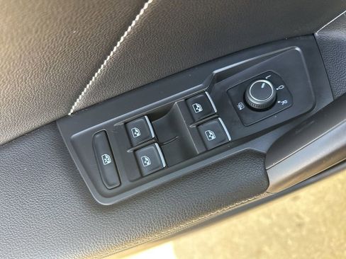 Used 2022 Volkswagen Tiguan SE image 16