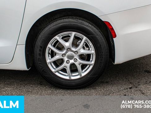 Used 2023 Chrysler Pacifica Touring-L image 16