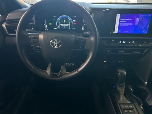 Used 2025 Toyota Camry SE FWD image 15