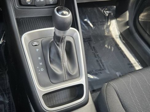 Used 2025 Hyundai Venue SE FWD image 19