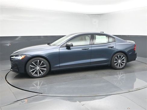 Used 2022 Volvo S60 B5 Momentum w/ Premium Package image 4