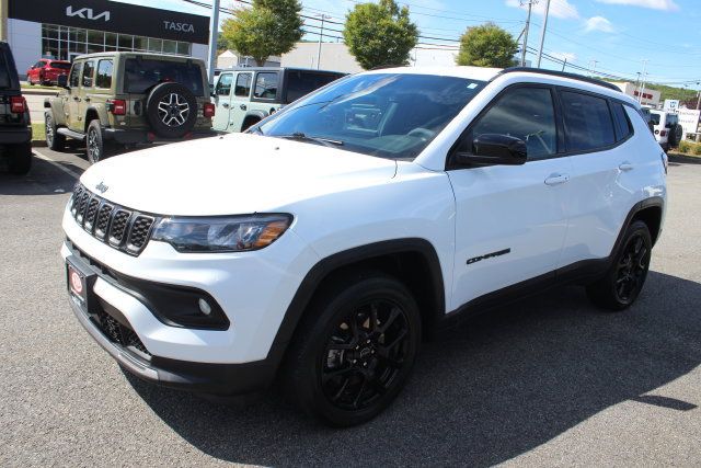 Used 2025 Jeep Compass Latitude w/ Convenience Group AWD/4WD image 2