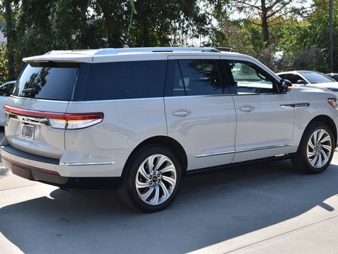 Certified 2024 Lincoln Navigator Premiere AWD/4WD image 7