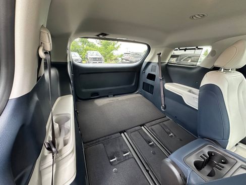 New 2026 Kia Carnival EX FWD image 18