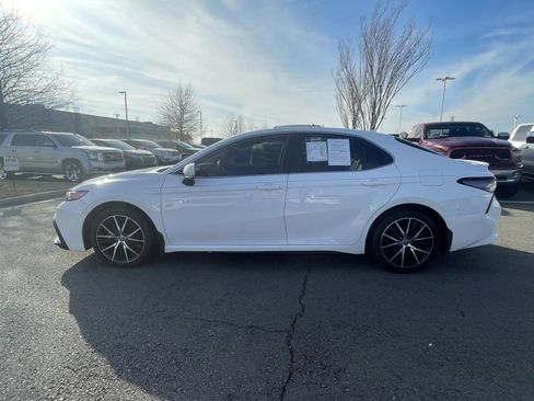 Used 2023 Toyota Camry SE image 4