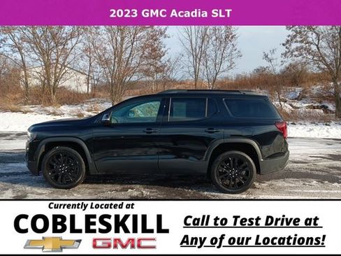 Used 2023 GMC Acadia SLT w/ Elevation Edition image 8